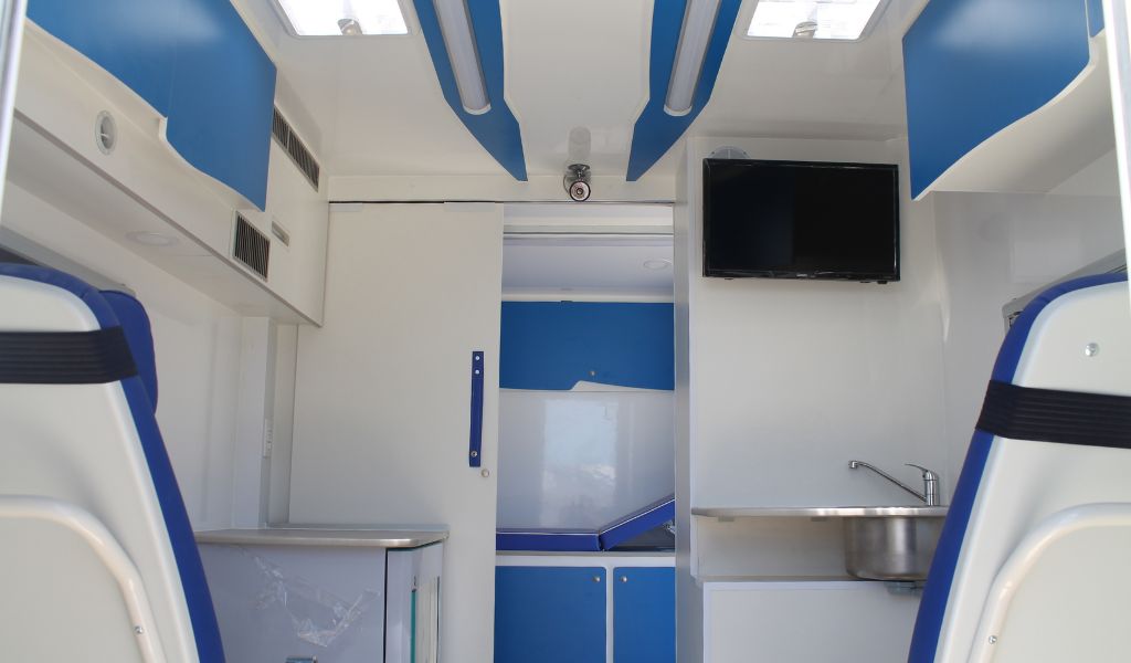 Veicoli sanitari autoemoteca 2 postazioni lite interno – Mastervan (2)